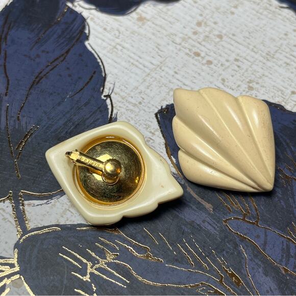 Vintage 70s 80s NAPIER Oversized Cream Shell-Shaped Earrings D1 - Picture 3 of 9